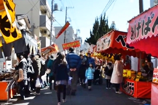 参道に並ぶ屋台
